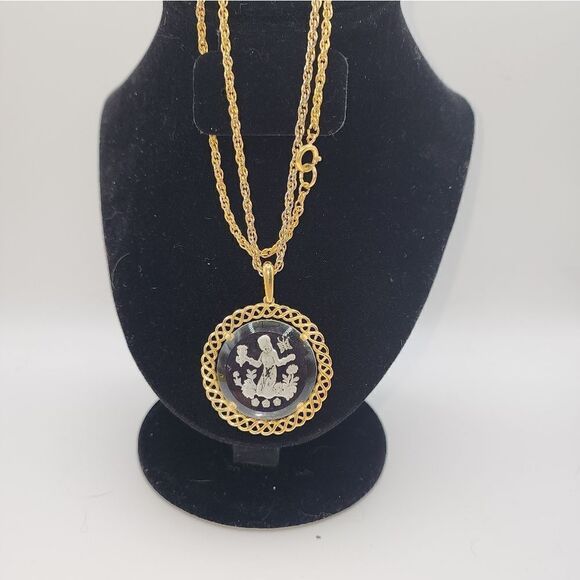 VTG. CROWN TRIFARI INTAGLIO VIRGO THE VIRGIN GOLD TONE TWISTED NECKLACE - Picture 4 of 10